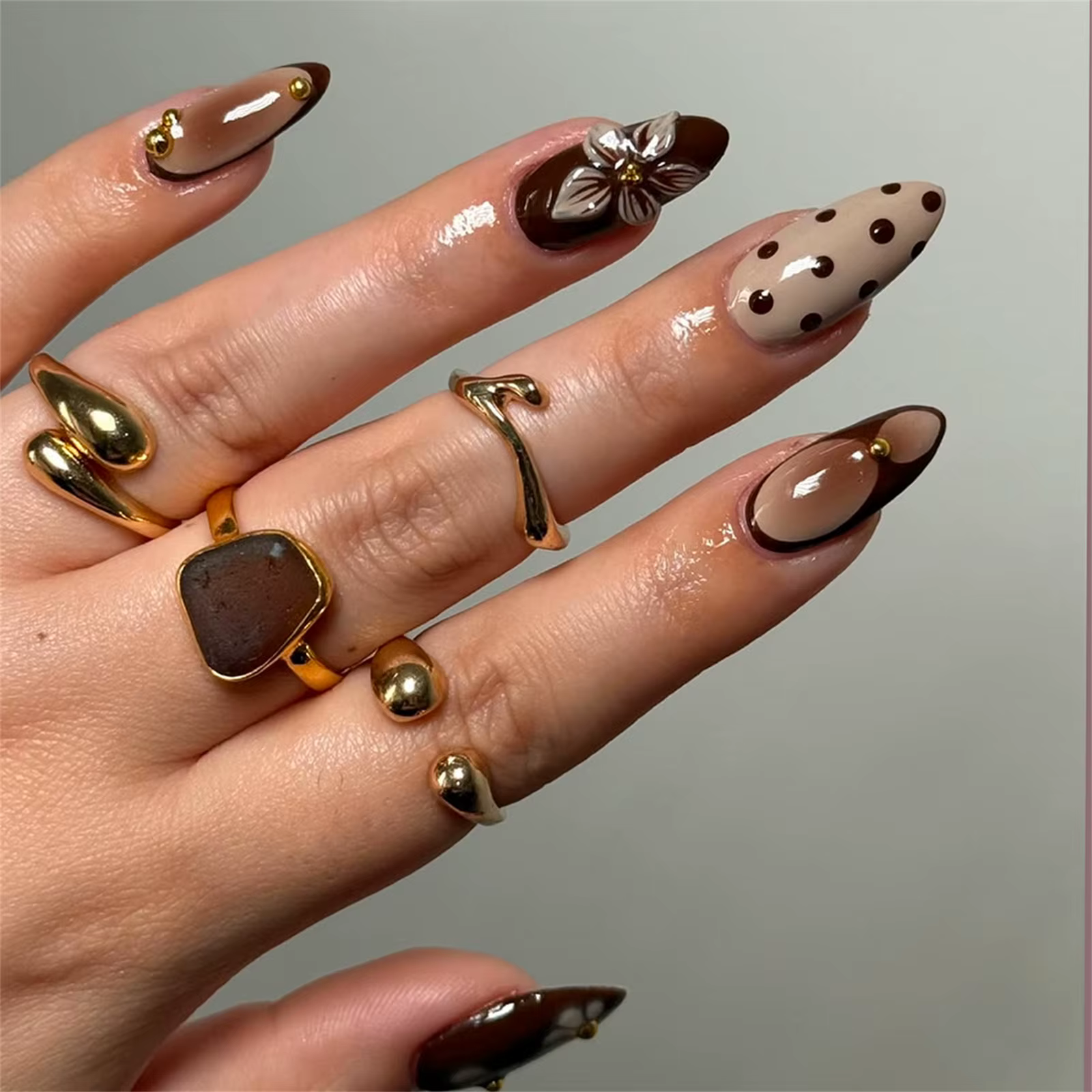 Faux ongles marron amande