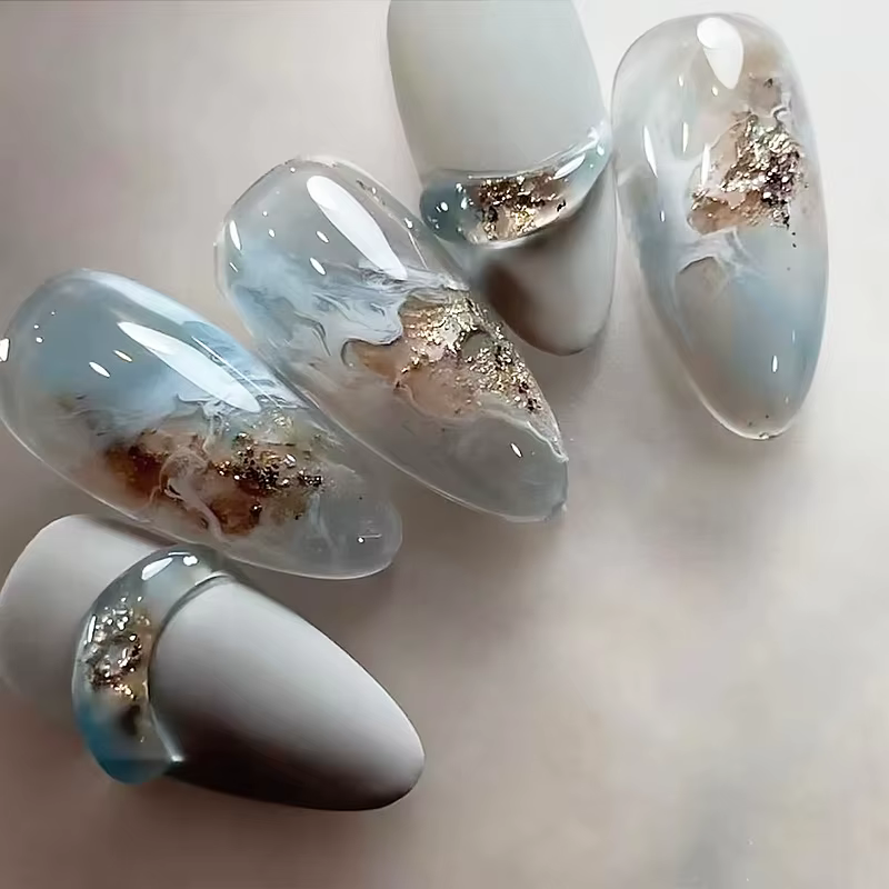 24 faux ongles bleus ondulés avec motif amande
