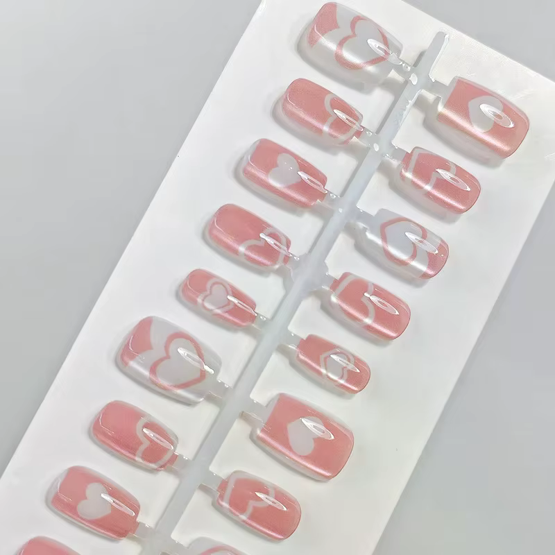 Presse cardiaque faite à la main sur les ongles pour femmes