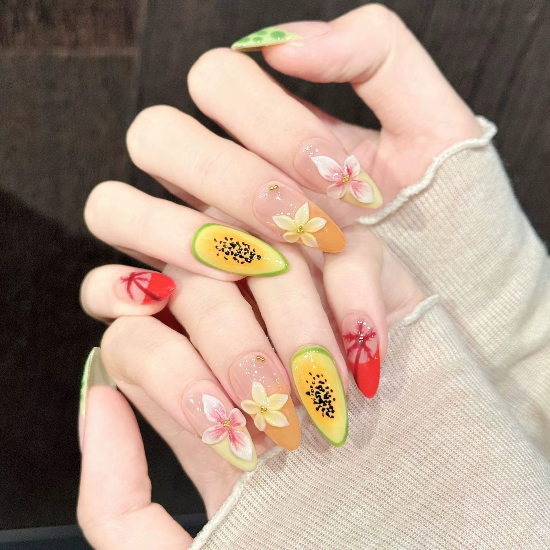 10 faux ongles amande moyens pressés à la main