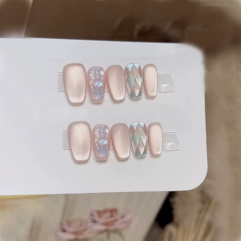 Ongles faits à la main en forme d'oeil de chat