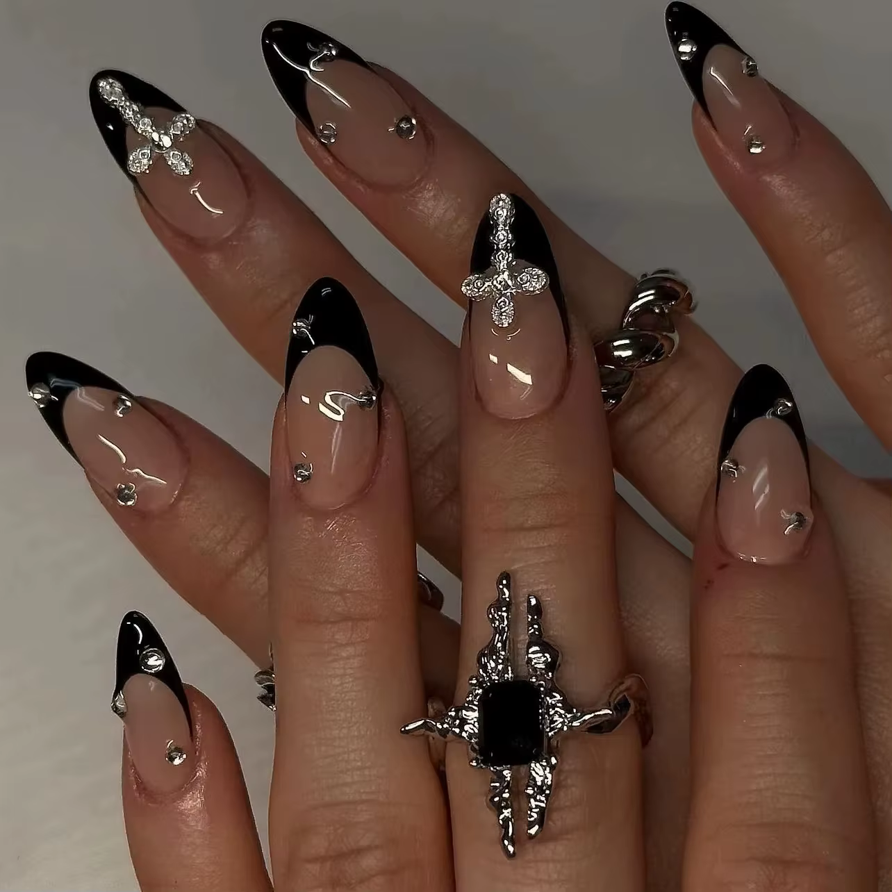 Faux ongles longs et pointus de style gothique