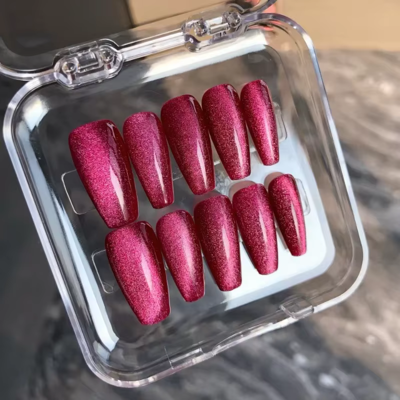 Faux cercueil fait à la main avec colle