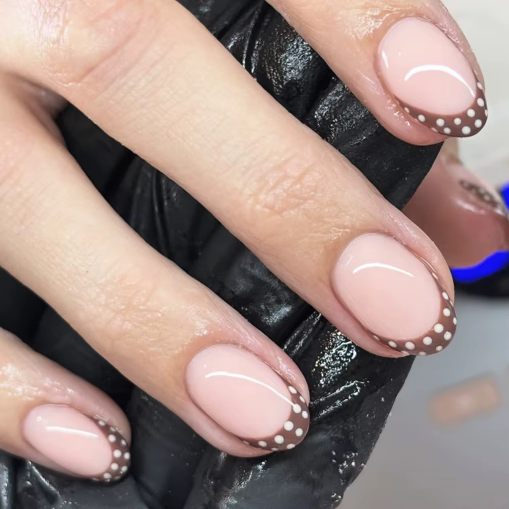 Blanc rond point à pois français brun Nail Art court