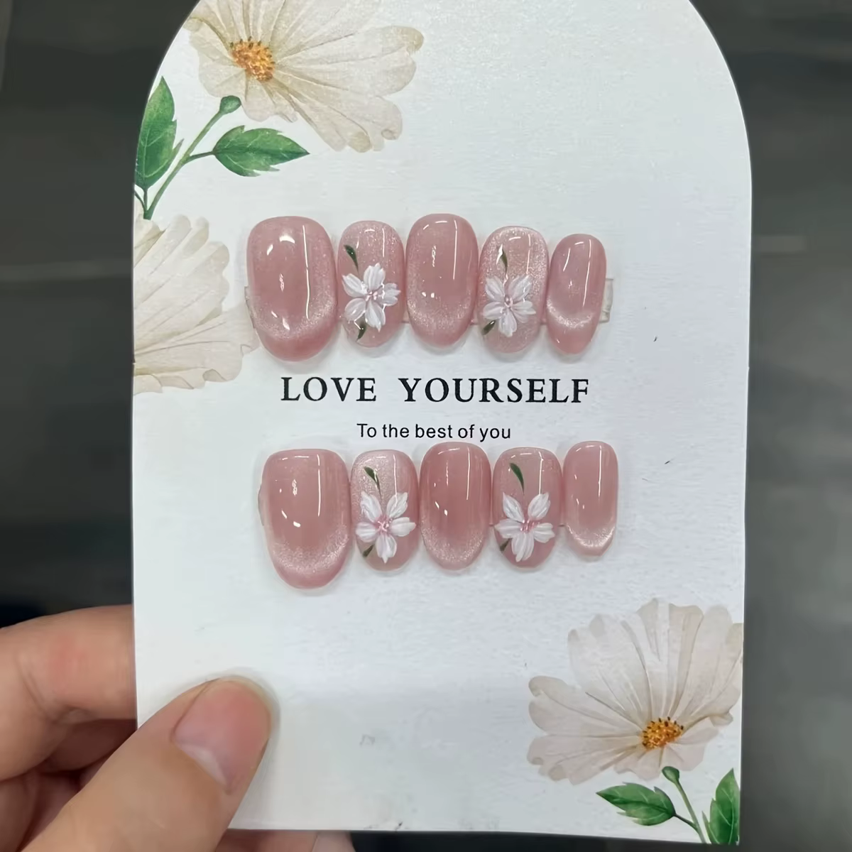 Faux ongles en forme d'oeil de chat rose peints à la main