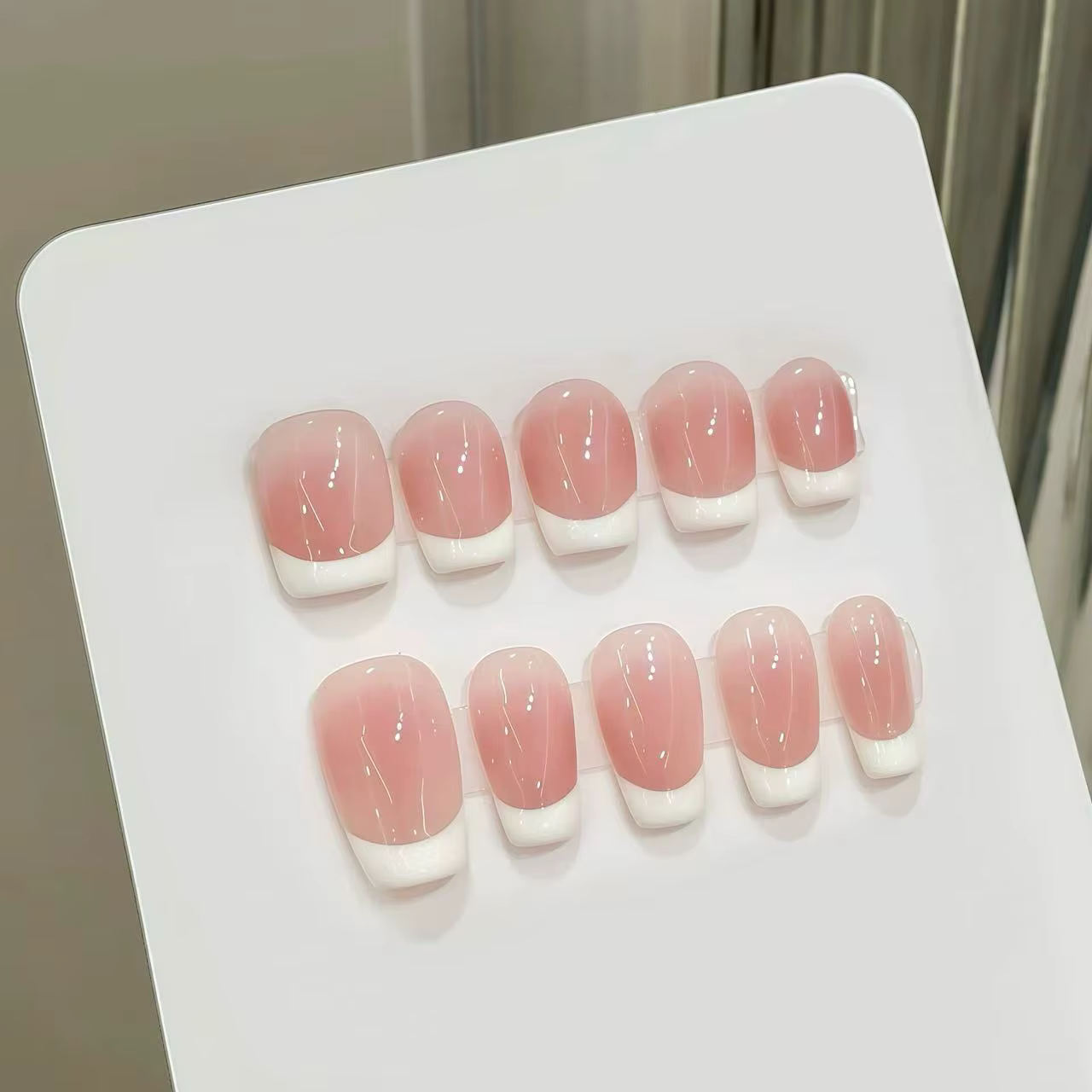 Faux ongles français courts faits à la main