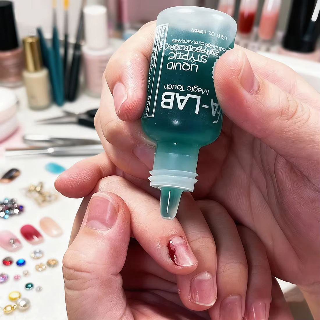 Outil hémostatique de désinfection des ongles