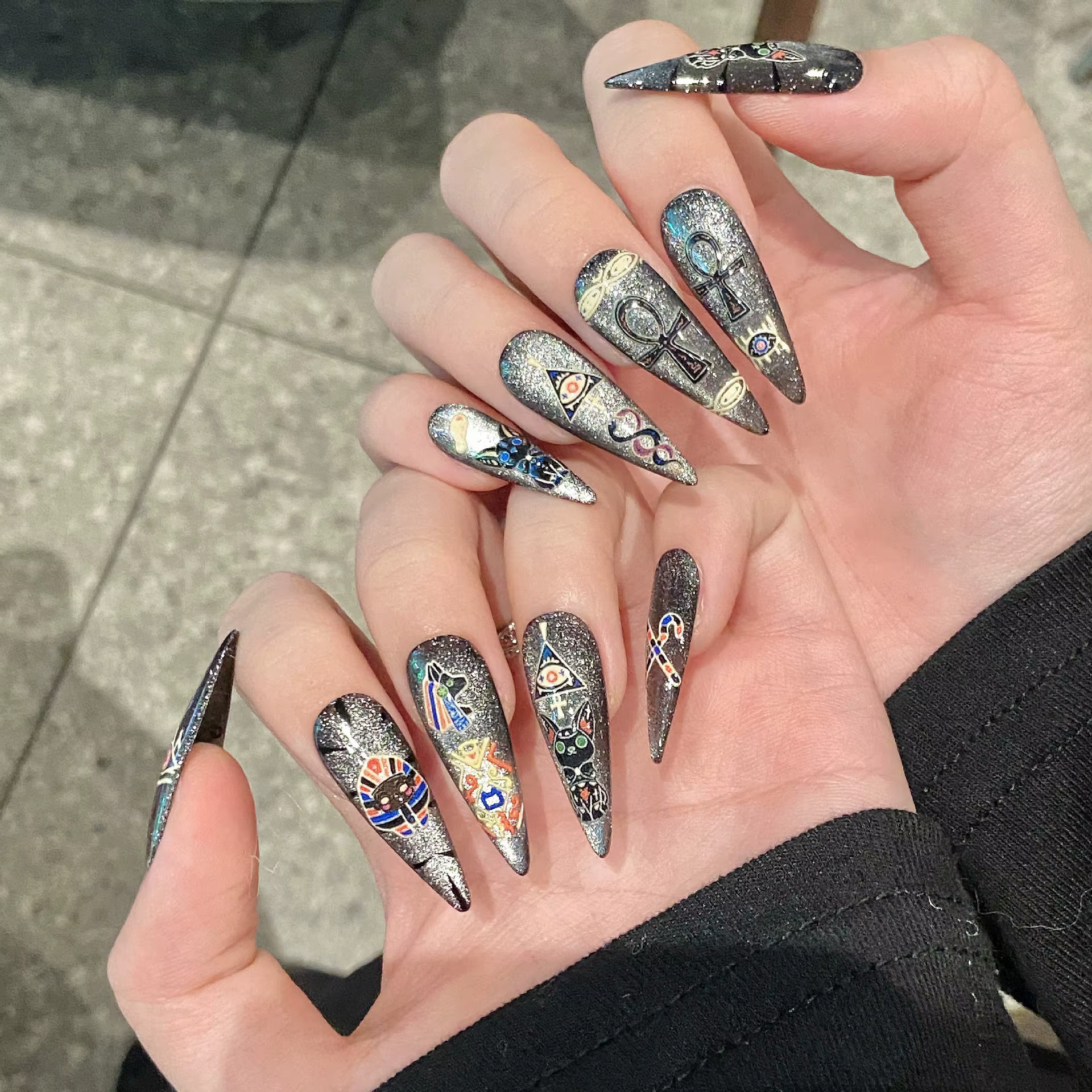 Presse à la main sur les ongles chat égyptien pharaon mignon faux