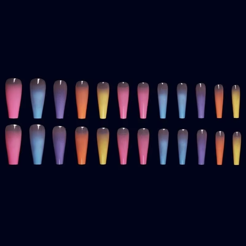 Faux ongles longs en forme de cercueil