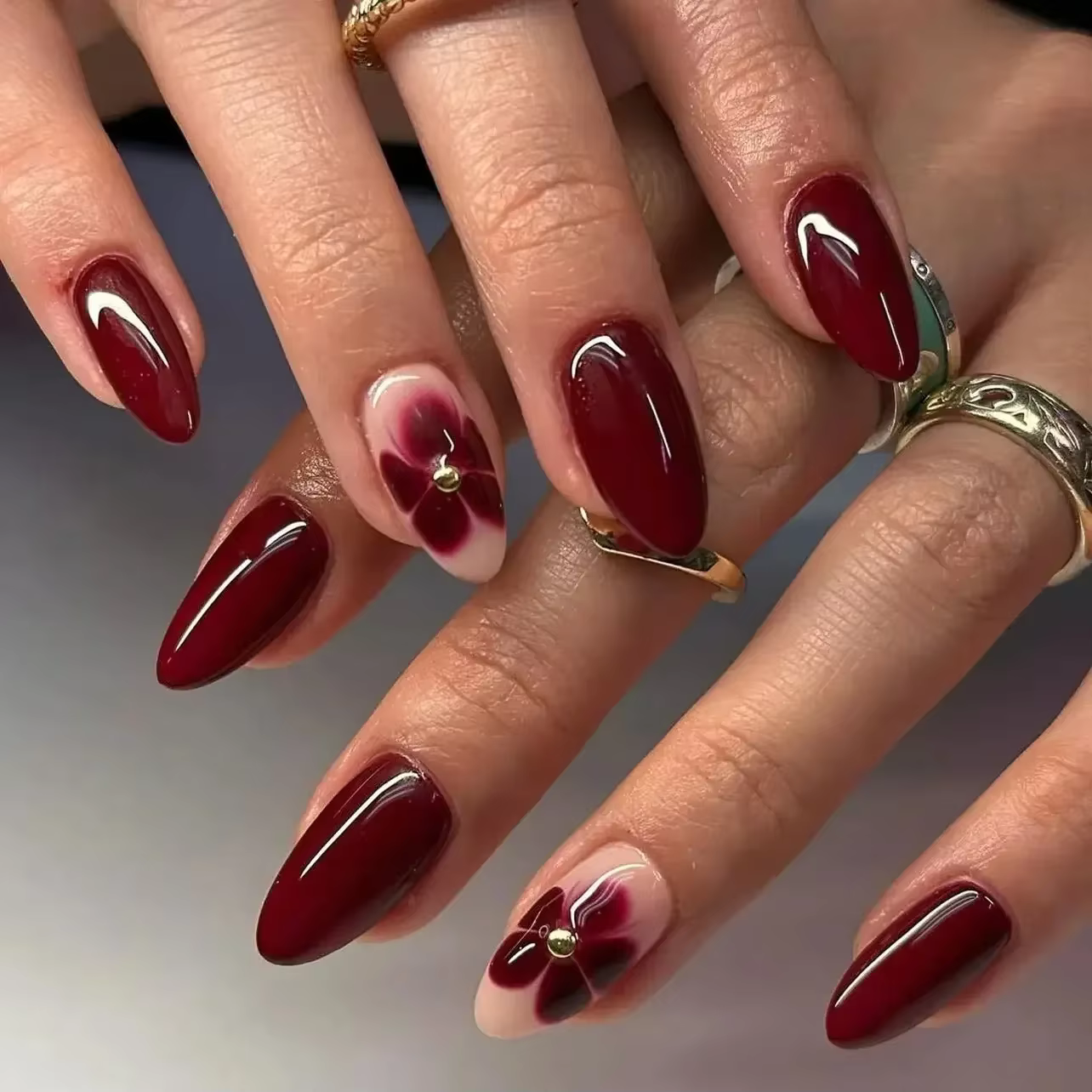 Mode fleurs brunes couleur nue Nail Art or français amande faux ongles détachable fini