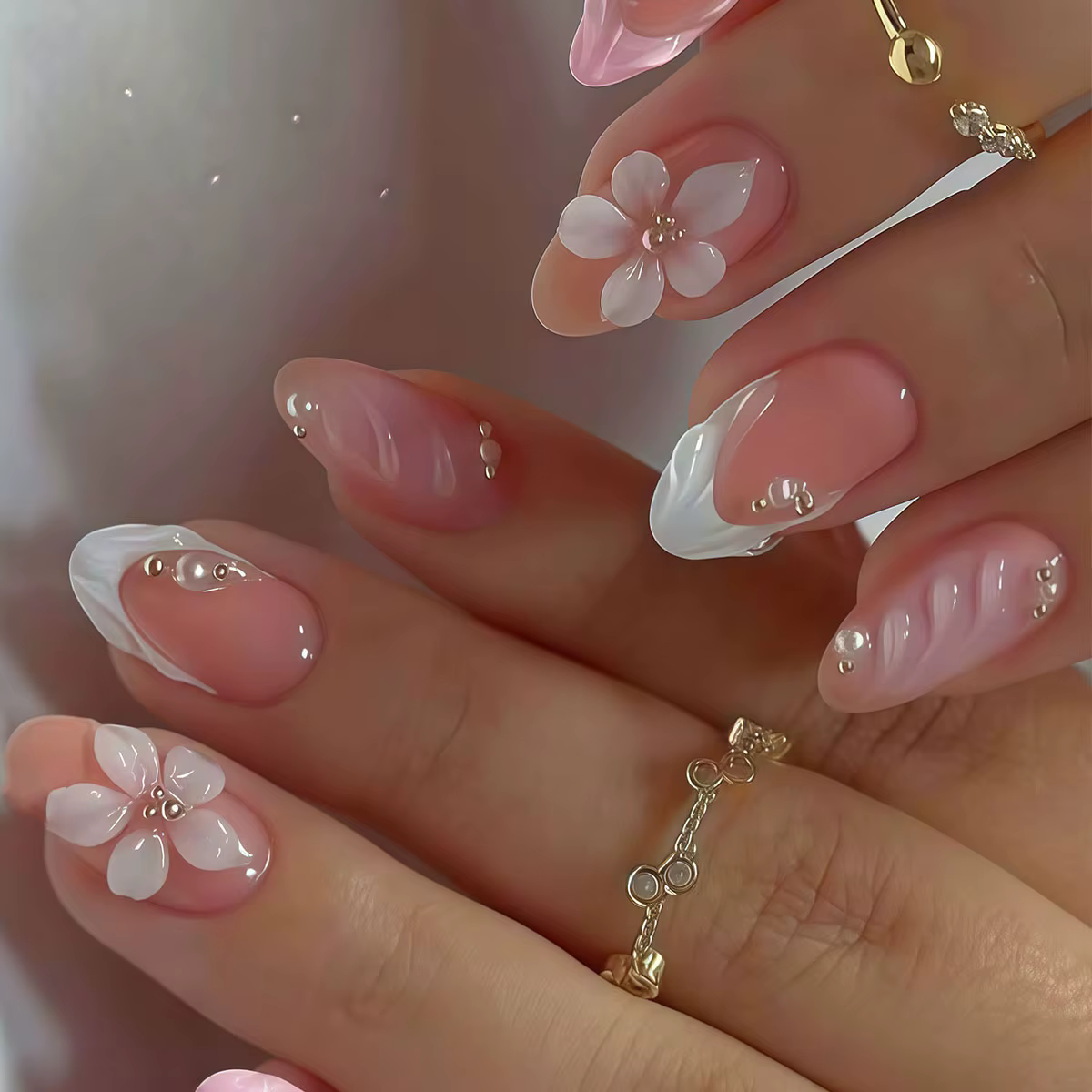 Manucure à la française style « ins » – ongles décoratifs avec motifs floraux