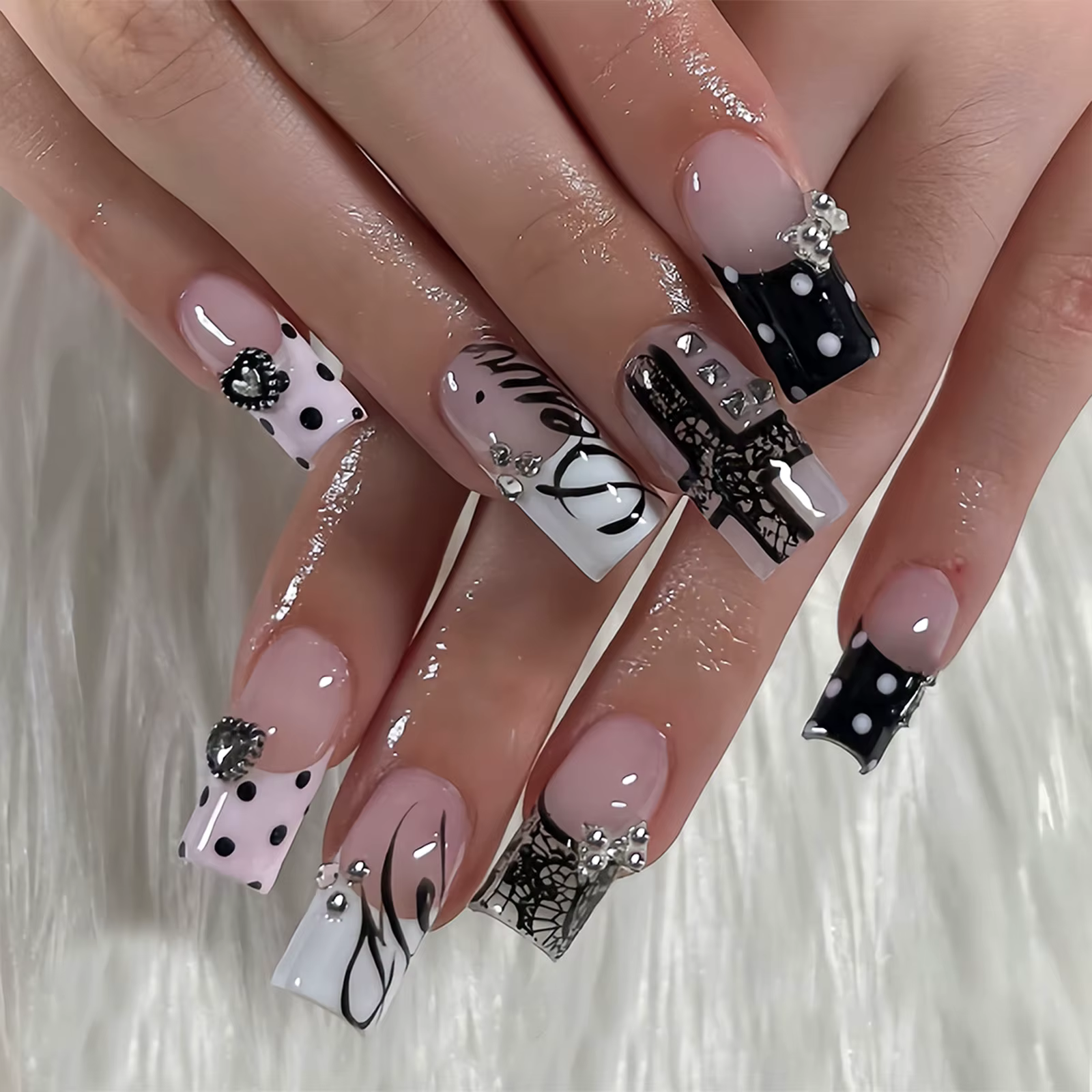 24 faux ongles cercueil mi-longs