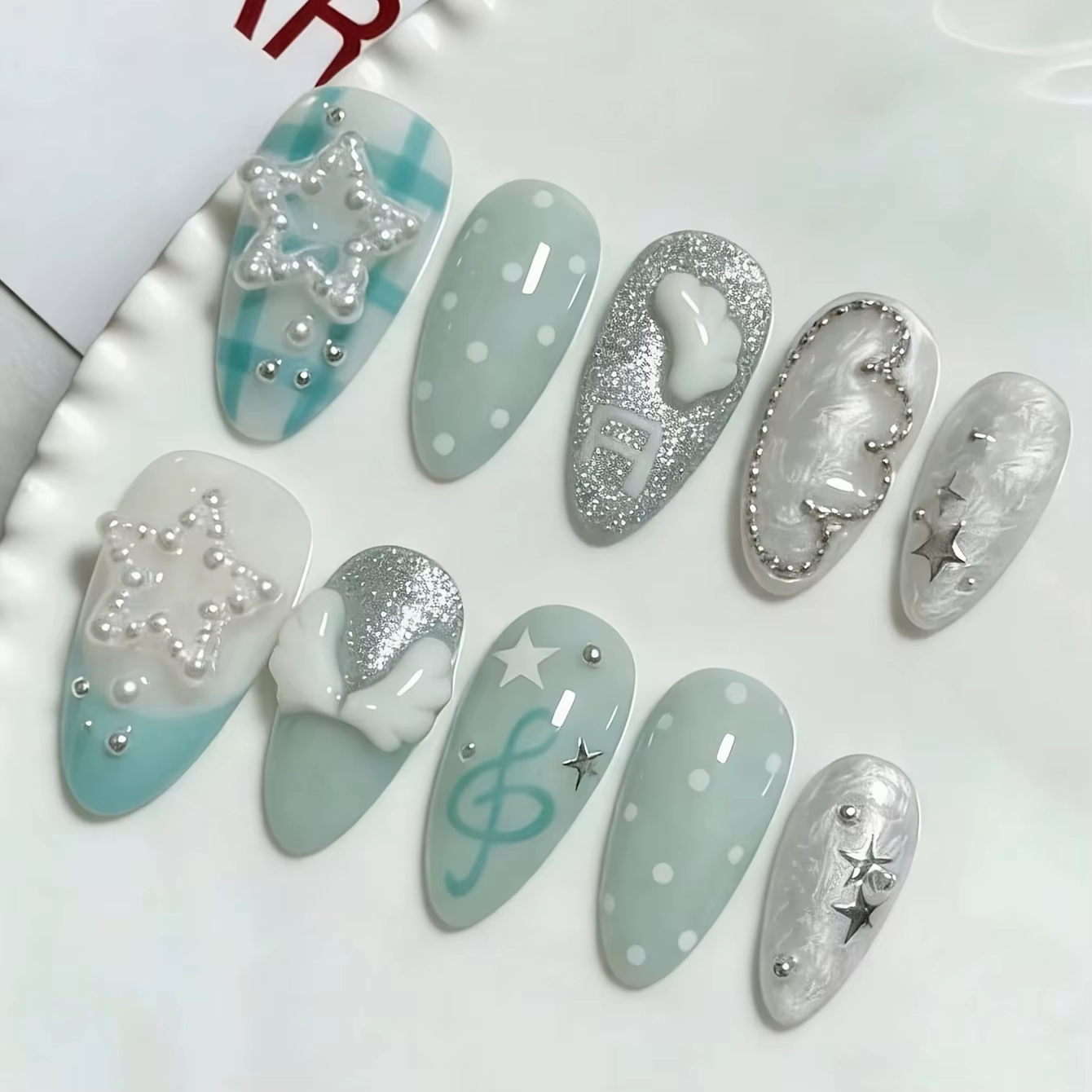 10 ongles en forme d'amande pressés à la main